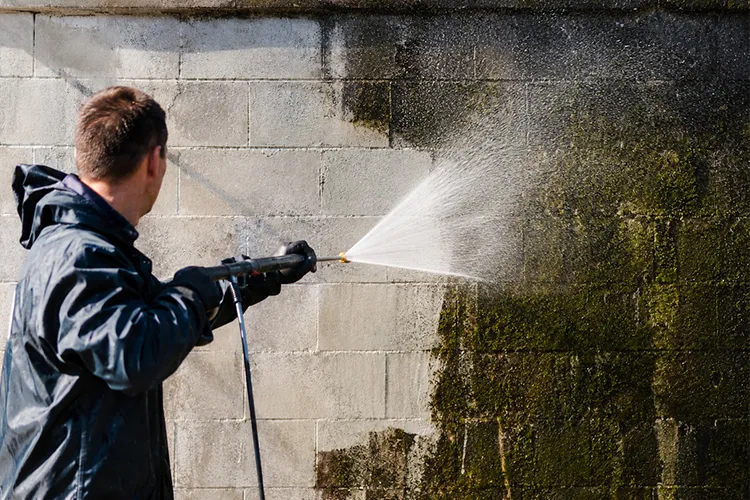 High pressure cleaner for cleaning walls